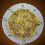 Comida árabe cuscus con salchichas