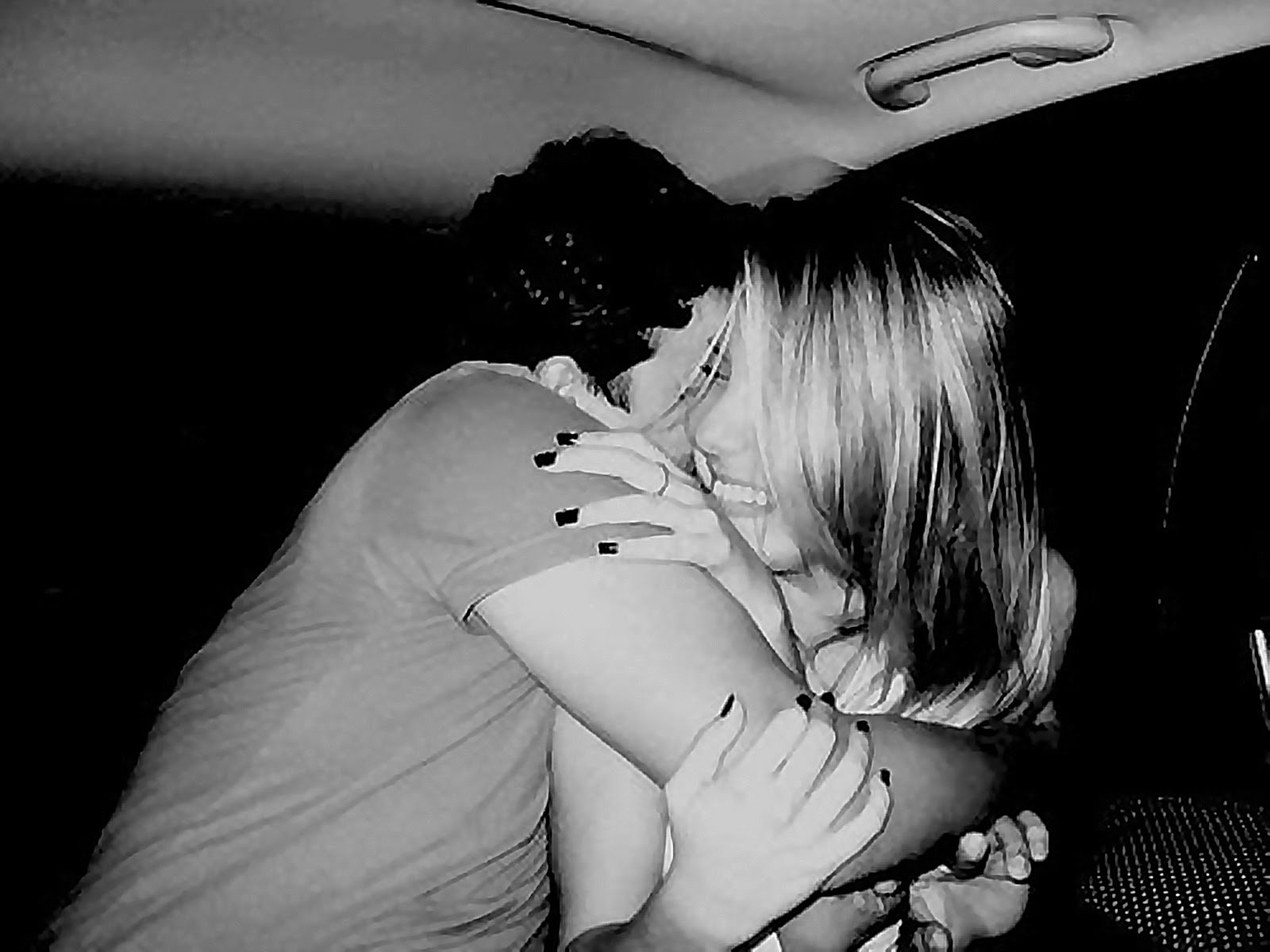 Целуется девушки девушкой машине. Поцелуй в машине. Объятия в машине. Обнимает блондинку. Блондинка с парнем обнимаются.
